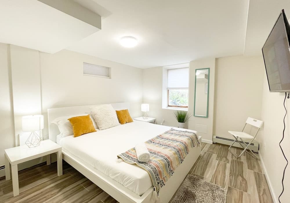 Fox Point Modern Apartment