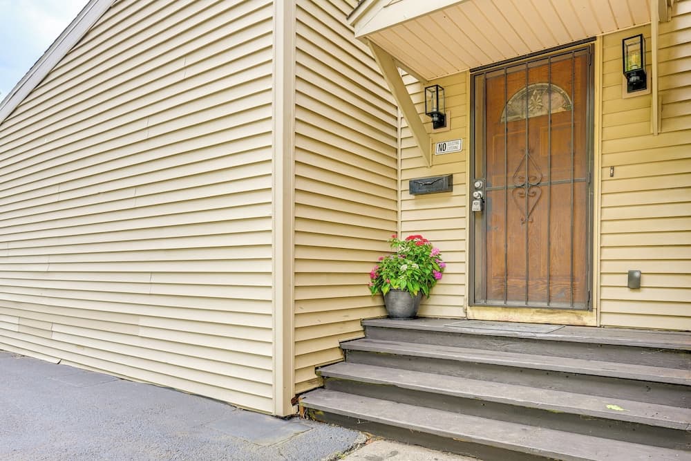 ~ 2 Mi to Downtown: Bright Apt in Lansing!