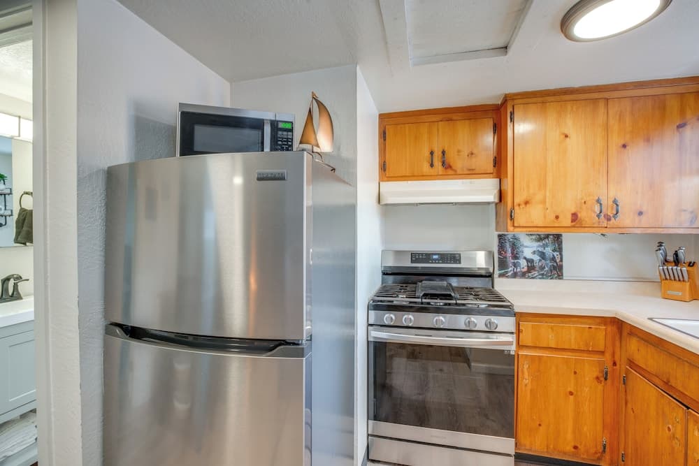 Walk to Beach: Dog-friendly Cabin in Glenbrook!