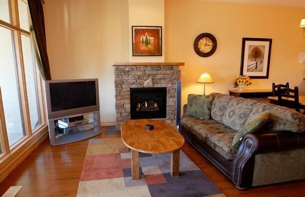 Sullivan Stone Lodge by Rocky Now