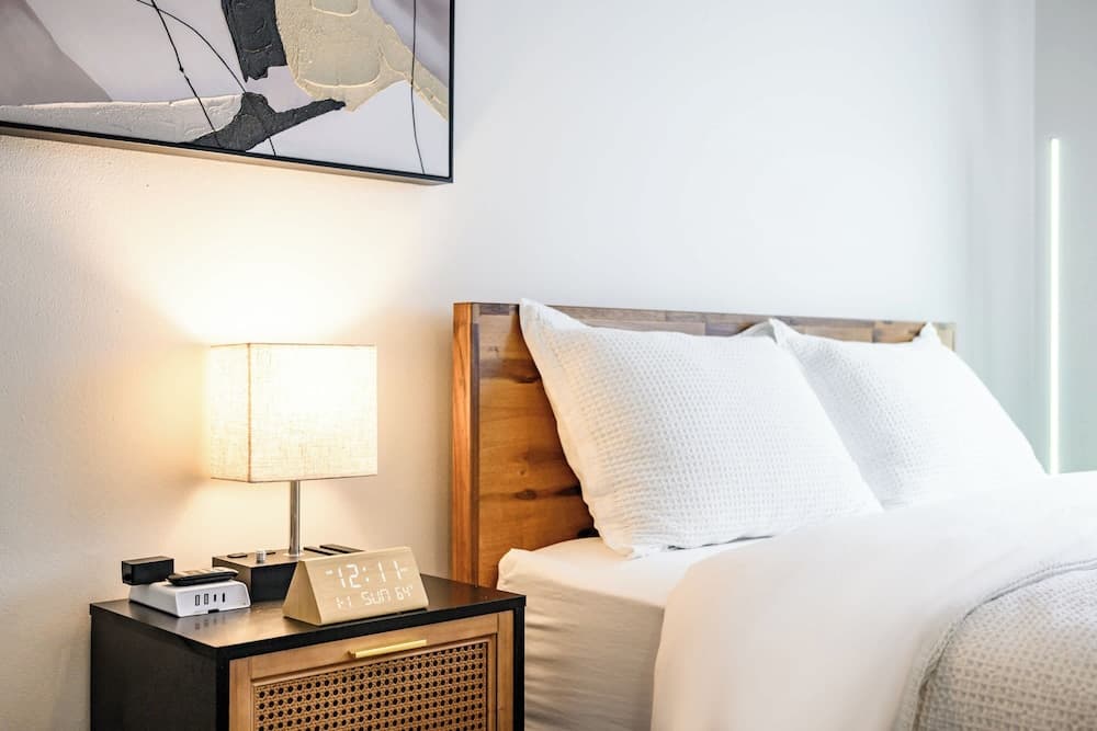 Modern Cozy Retreat Stylish Stay With Patio & Parking