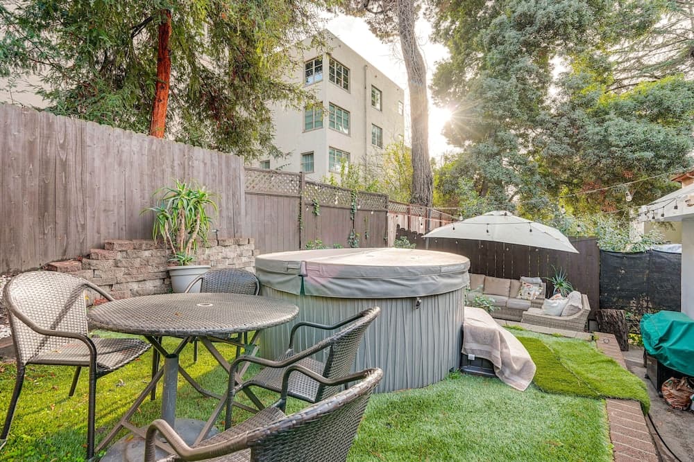 Oakland Apartment w/ Shared Hidden Backyard Oasis!