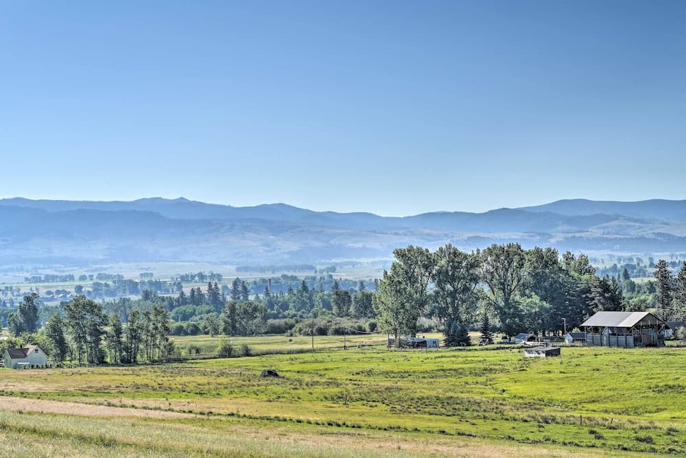 Montana Retreat: Original Hamilton Log Cabin!