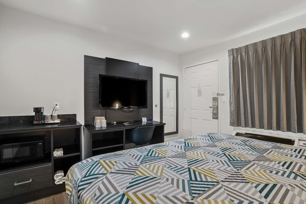 Studio 6 Suites Escondido, CA