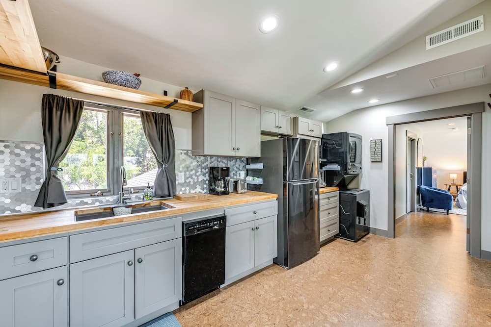 11 Mi to Snowbird Resort: Mtn-view Apt w/ Hot Tub