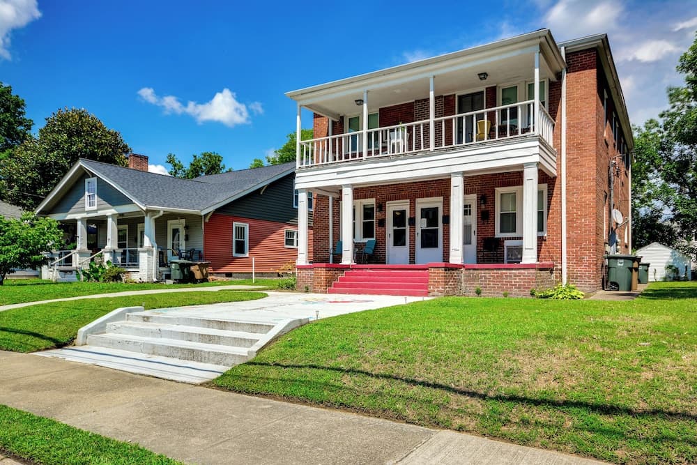 Walk Downtown: Inviting Apartment in Greensboro!