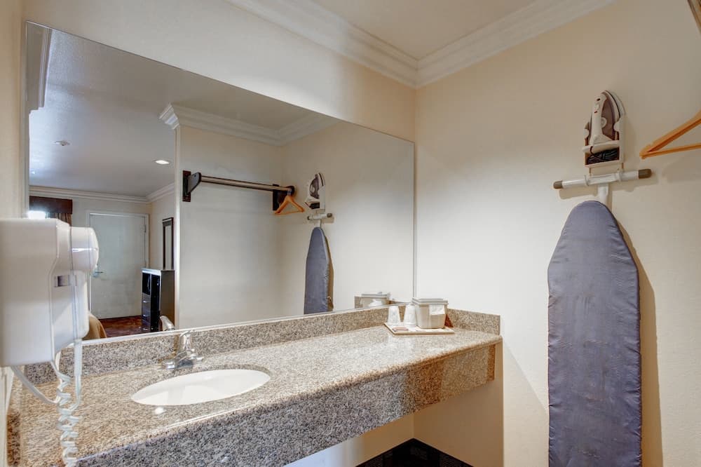 Ontario Inn & Suites