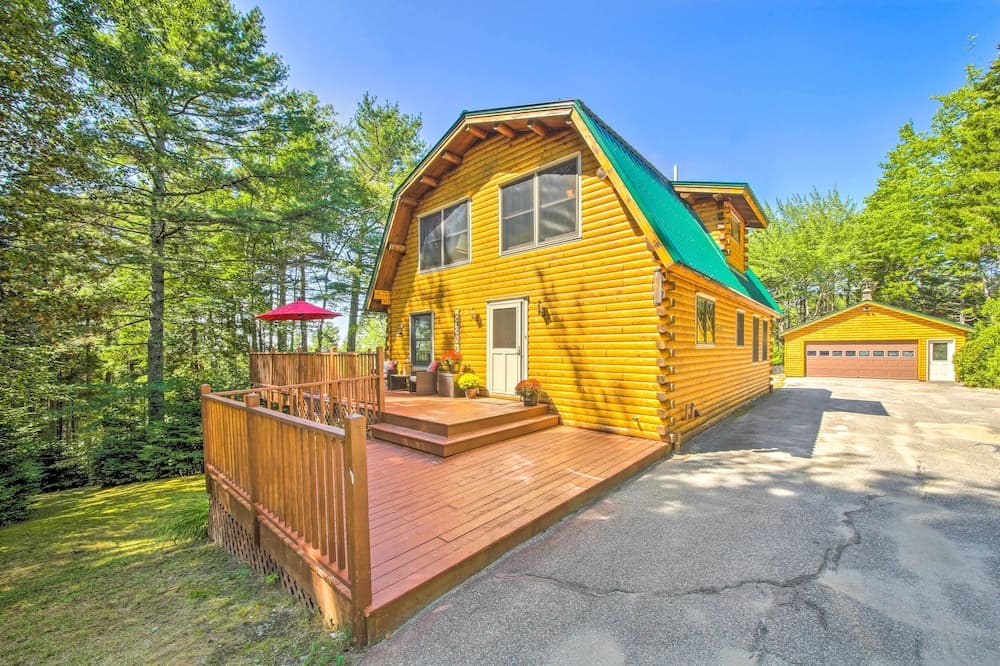 Spacious Down East Cabin w/ Deck + Views!