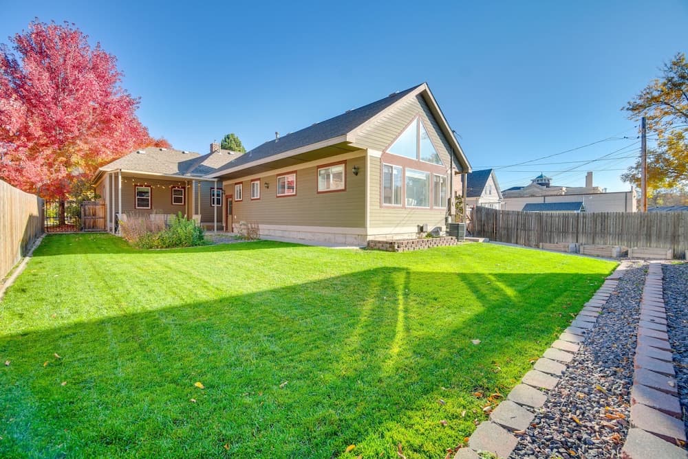 Charming Getaway, Walk to Windsor Lake & Downtown!