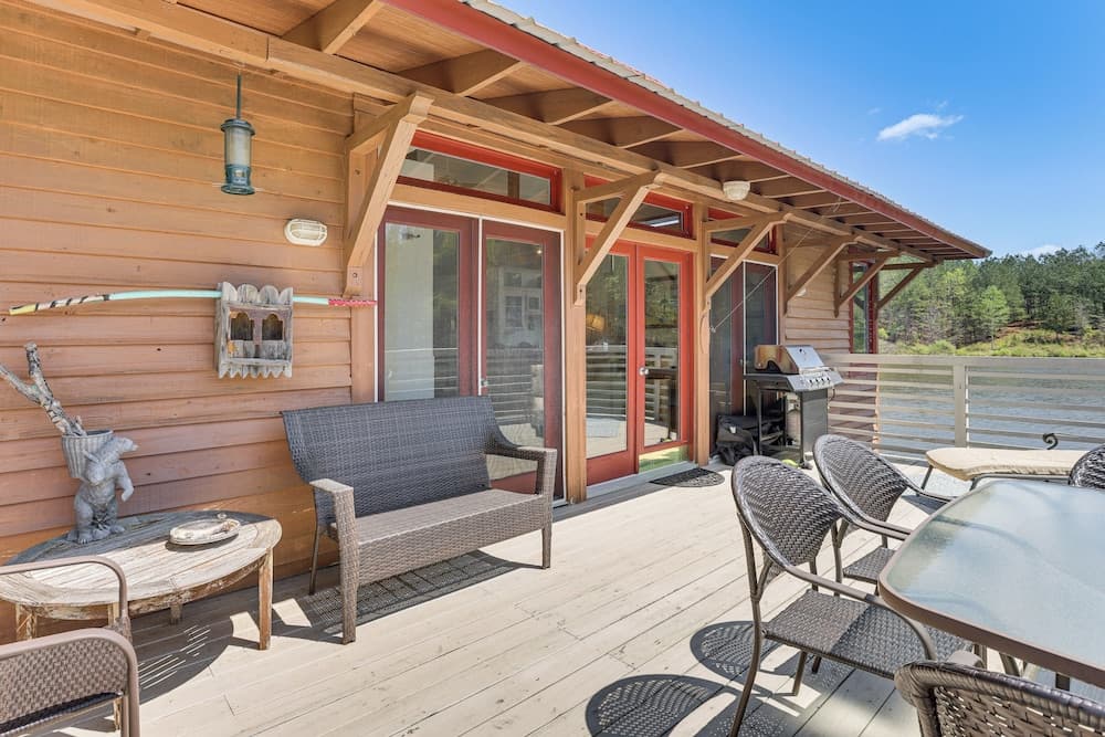 2 Docks + Paddleboard: Lakefront Alabama Retreat!