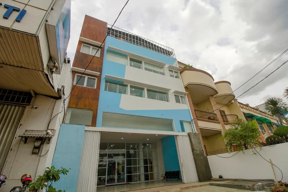 RedDoorz Plus @ Catania Soma Rajawali