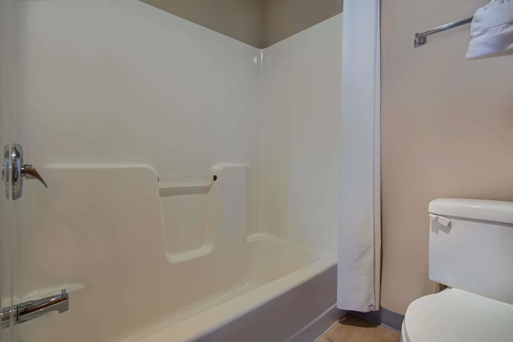 Super 8 by Wyndham Charles City