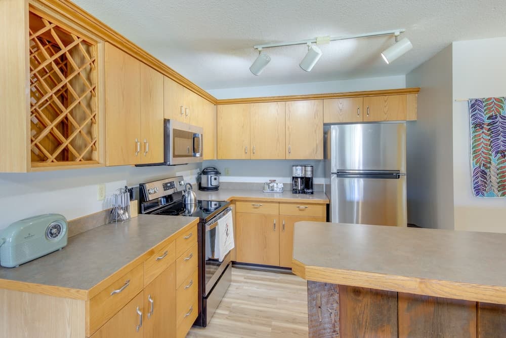 Big Sky Condo - Patio, Fireplace & Mountain Views