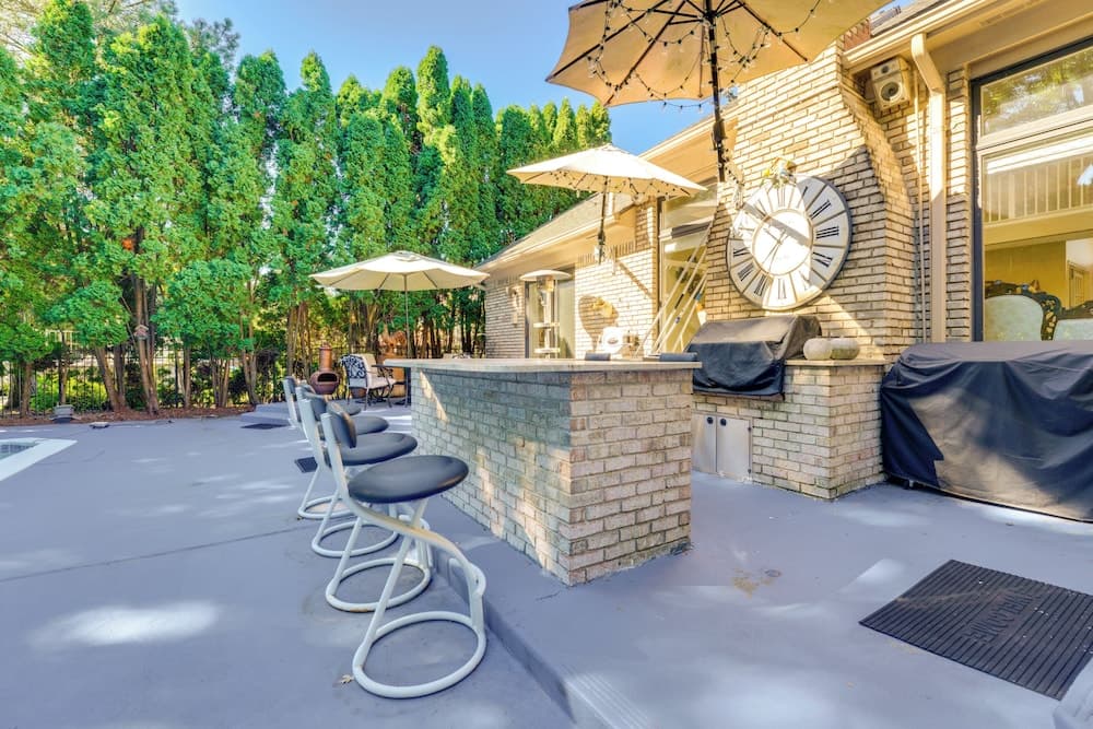 Indoor & Outdoor Entertainment! Luxe Michigan Home