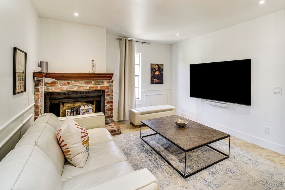 Walk to Beach & Eats: Modern Indialantic Apt