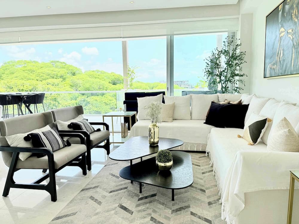 Luxury 2BR Bolongo Ocean View Private Beach