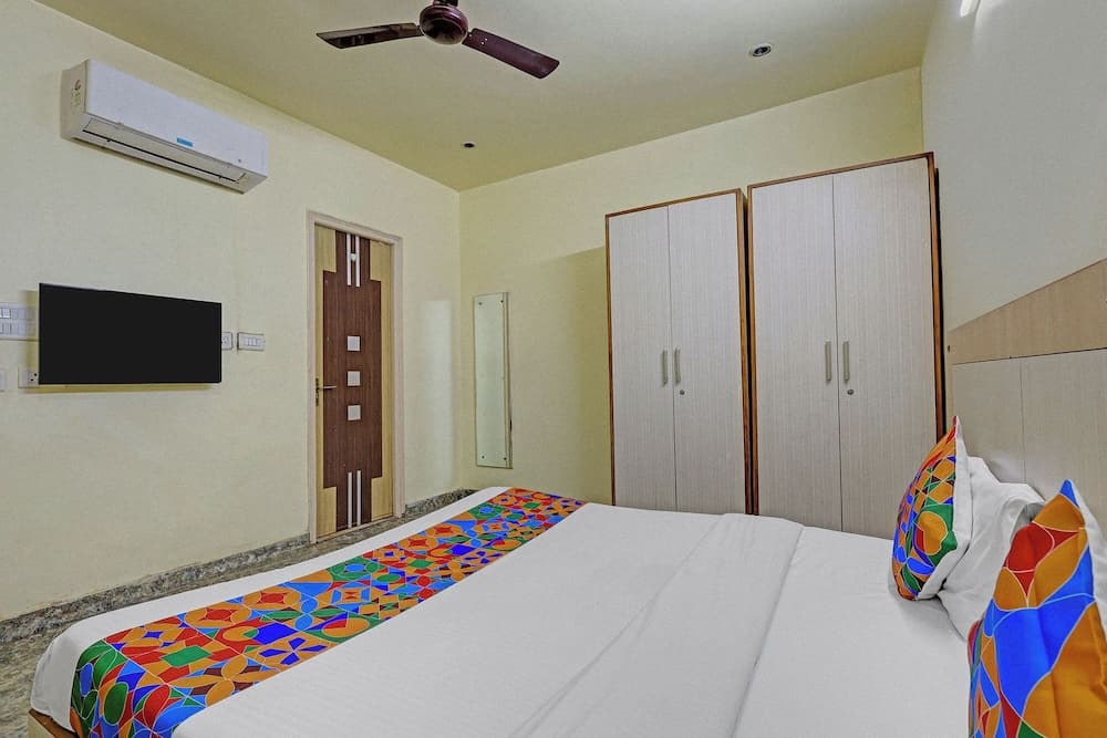Fabhotel Crown Inn I