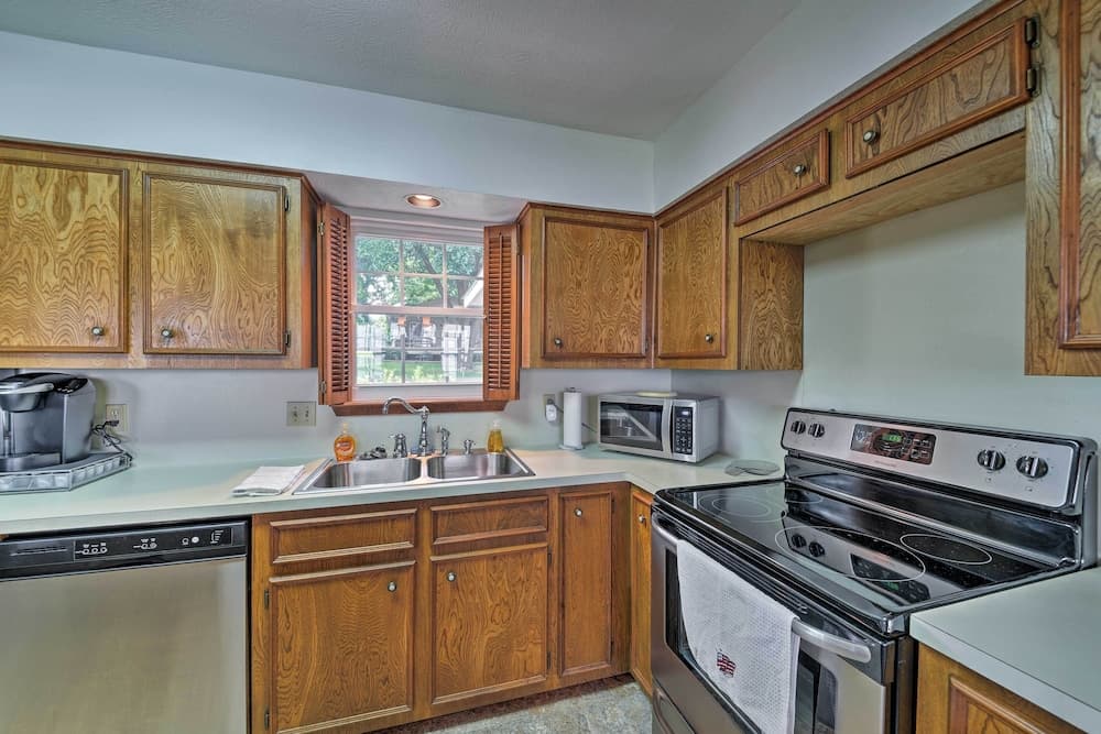 Lakefront Livingston Home w/ Dock, 1 Mi to Launch!