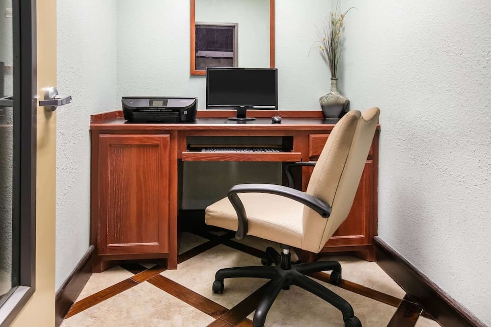 La Quinta Inn & Suites by Wyndham DFW Airport West - Euless