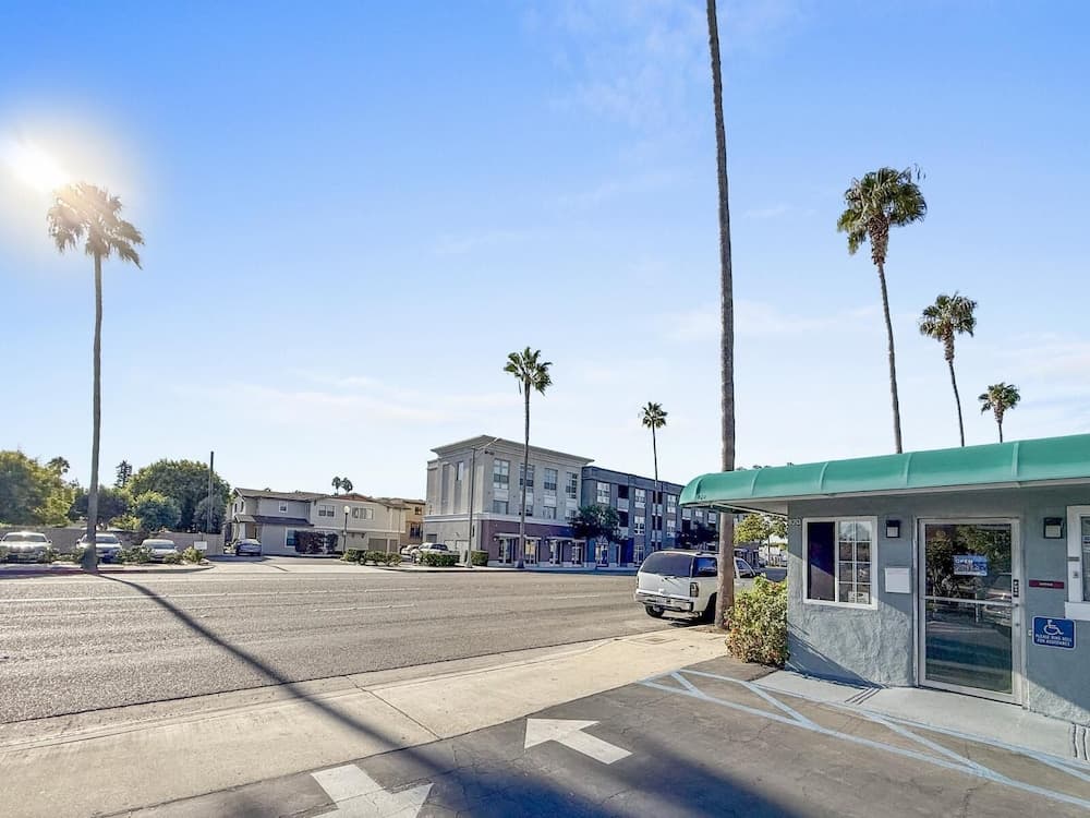 Super 7 Motel