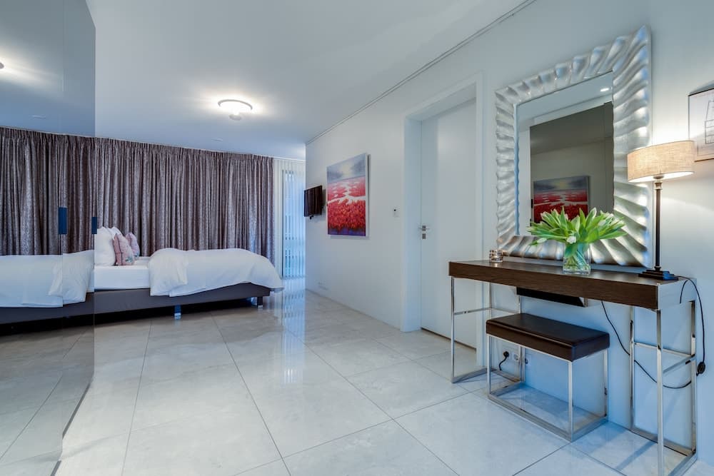 Black Pearl Luxury Apartments