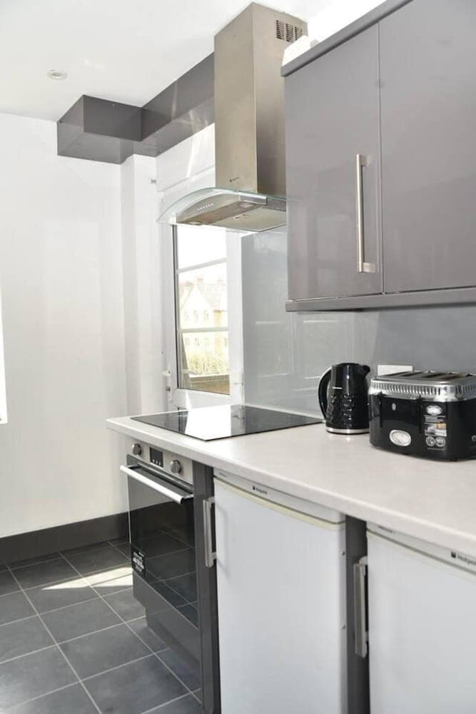 Bright and Spacious 2-bed Apartment in Sutton