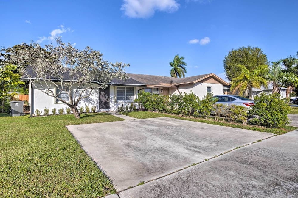 Palm Beach Gardens Duplex - 5 Mi to Beach!