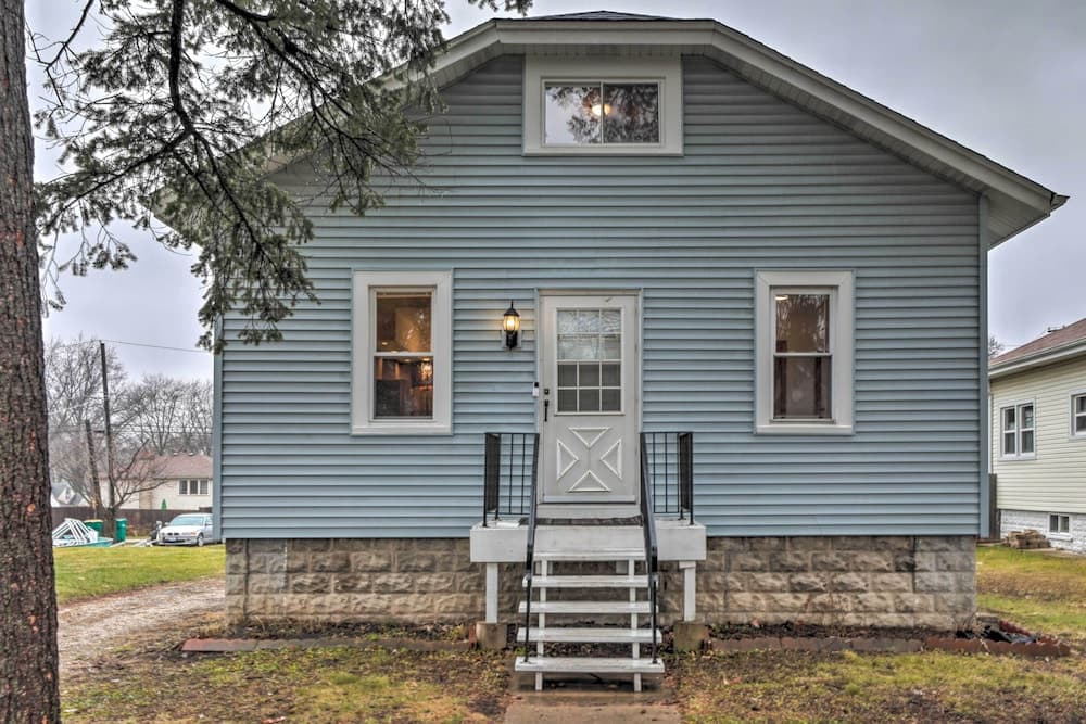 Cozy Westmont Home: Walk to Metra Station!