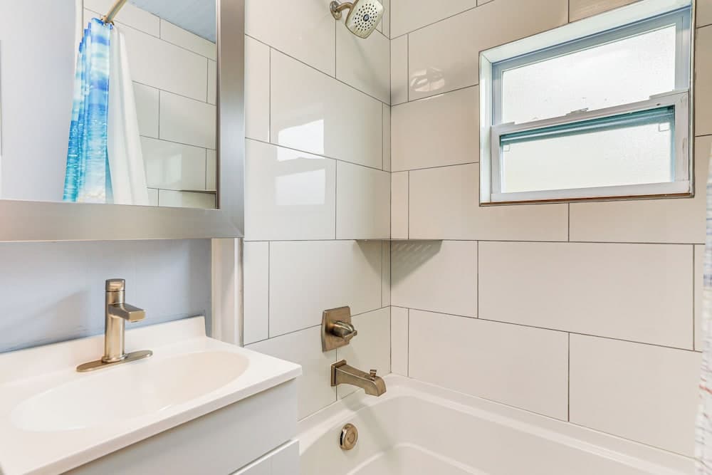 Walk to Manatee River: Palmetto Unit w/ Sunroom