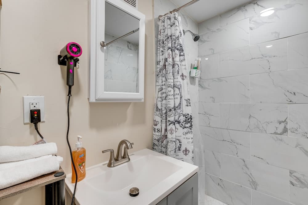 Comfortable Elizabeth Retreat ~ 16 Mi to Manhattan