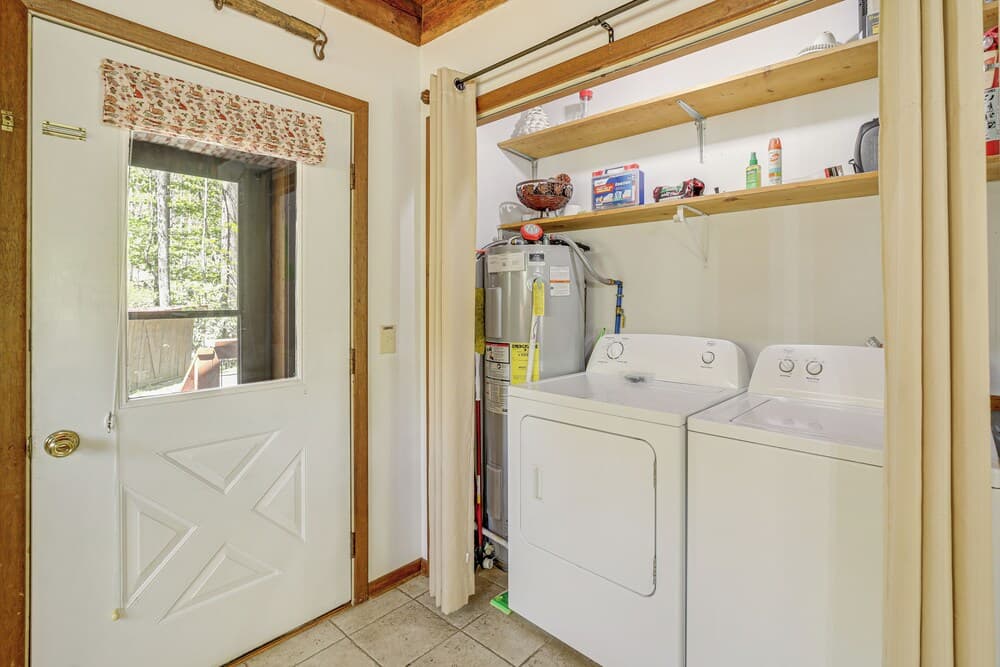 Creekside Cabin w/ Deck & Grill in Whittier!