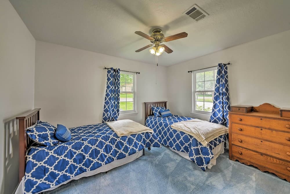 Lakefront Livingston Home w/ Dock, 1 Mi to Launch!