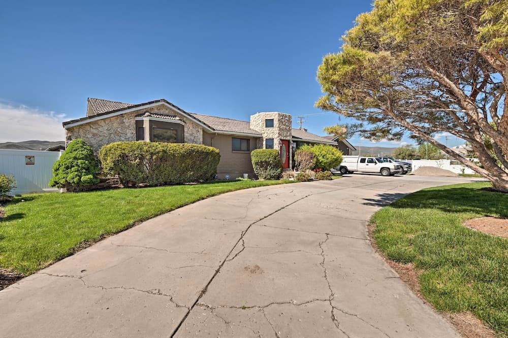 Game Room + Hot Tub: Salt Lake City Area Apt