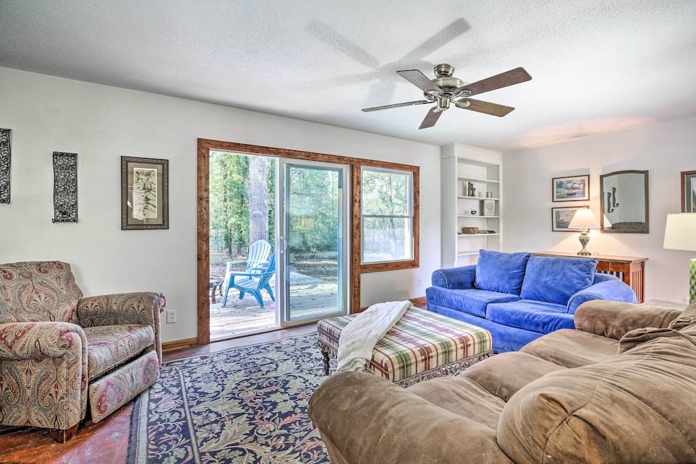 Acworth Retreat w/ Fireplace + Deck, 2 Mi to Lake!