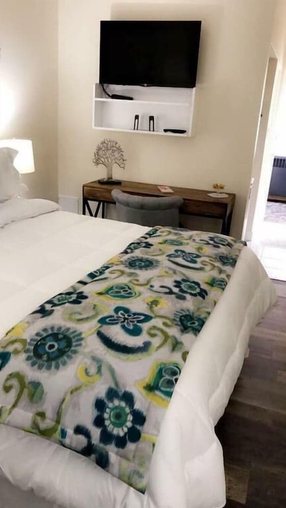 Ramada by Wyndham West Edmonton Hotel & Suites