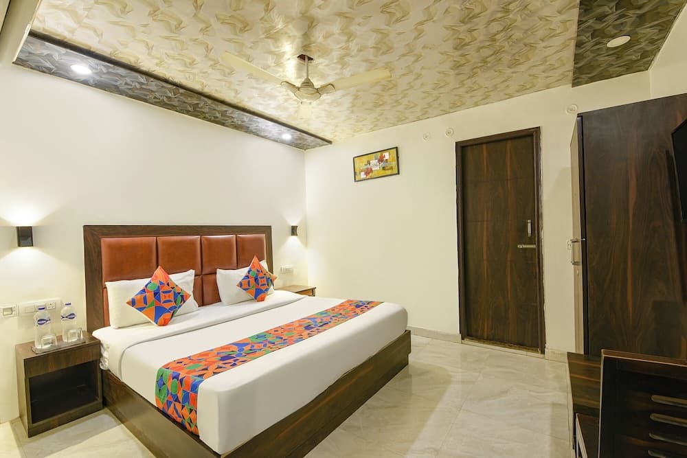 Fabhotel Lazeeno