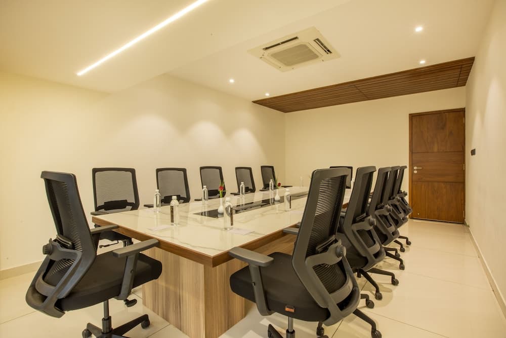 Royal Plaza Suites by RAK Rooms