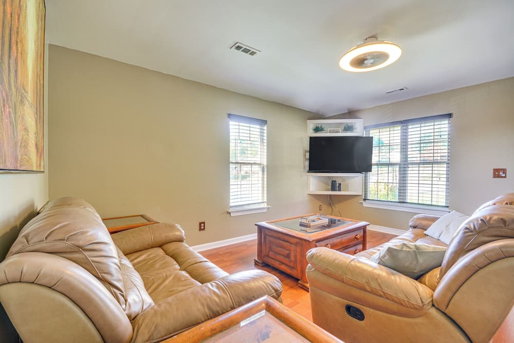 2 Mi to Dtwn Greensboro: Pet-friendly Retreat!