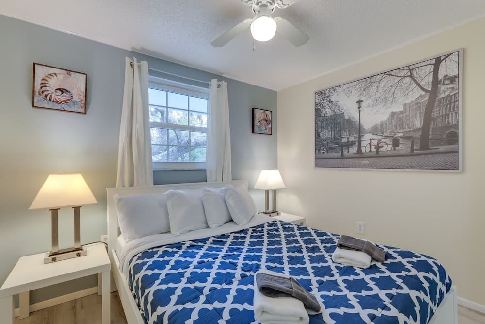 Englewood Apartment w/ Shared Pool: 1 Mi to Beach
