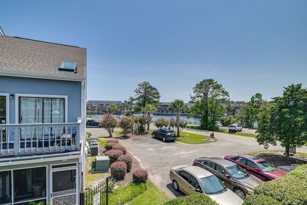 Balcony & Community Perks: Condo in Surfside Beach