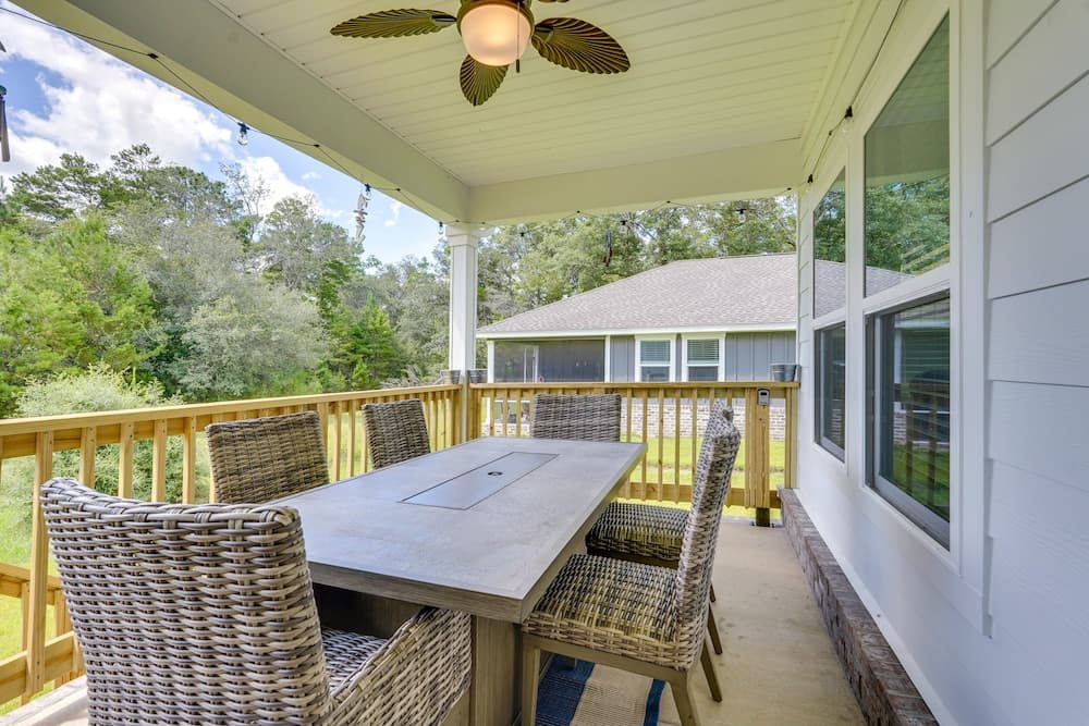Spacious Freeport Home w/ Deck & 2 Living Areas!