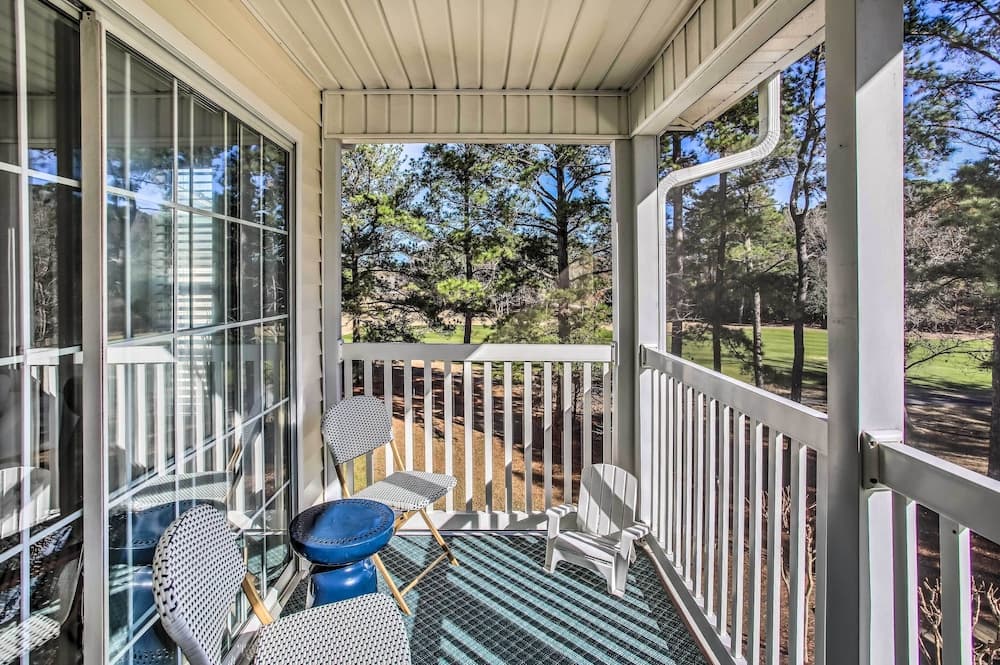 3 Community Pools: Golf Course Condo in Longs