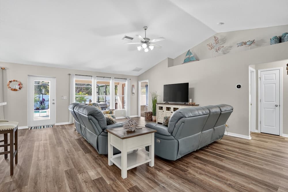 Spacious 4br Retreat With Heated Pool & Spa 4 Bedroom Home