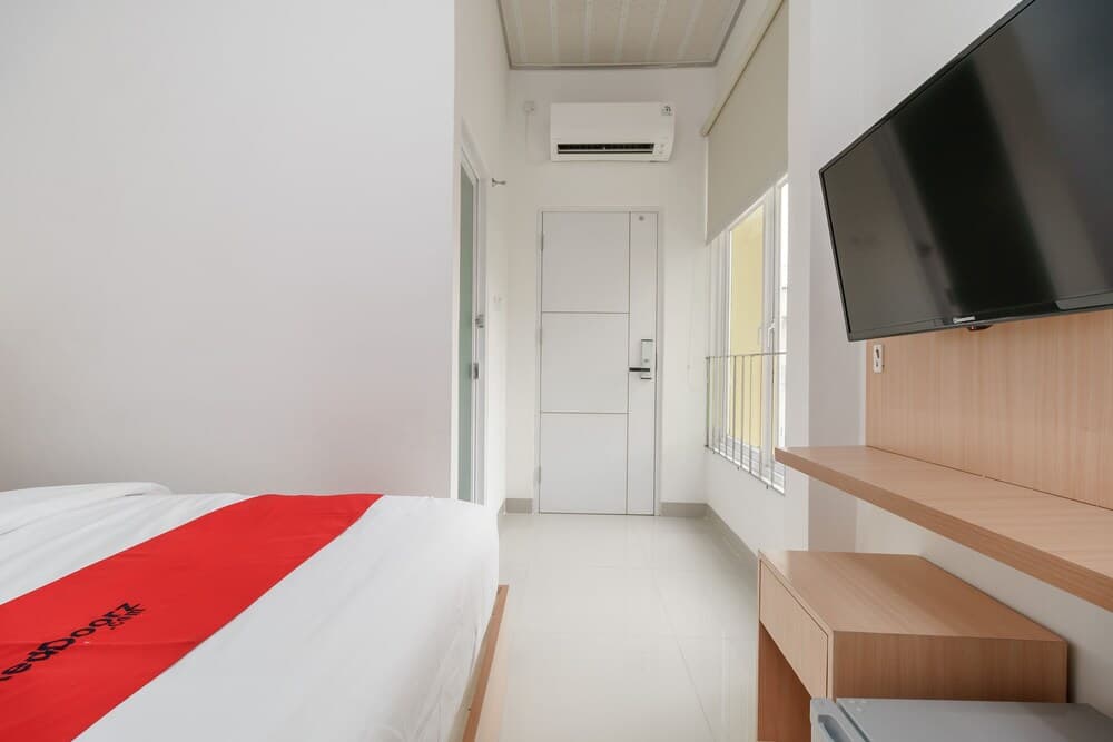 RedDoorz Plus near RS RK Charitas 2 Palembang