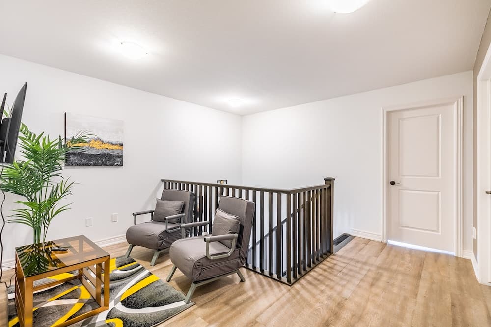 GLOBALSTAY. Modern Lake Ontario Townhomes