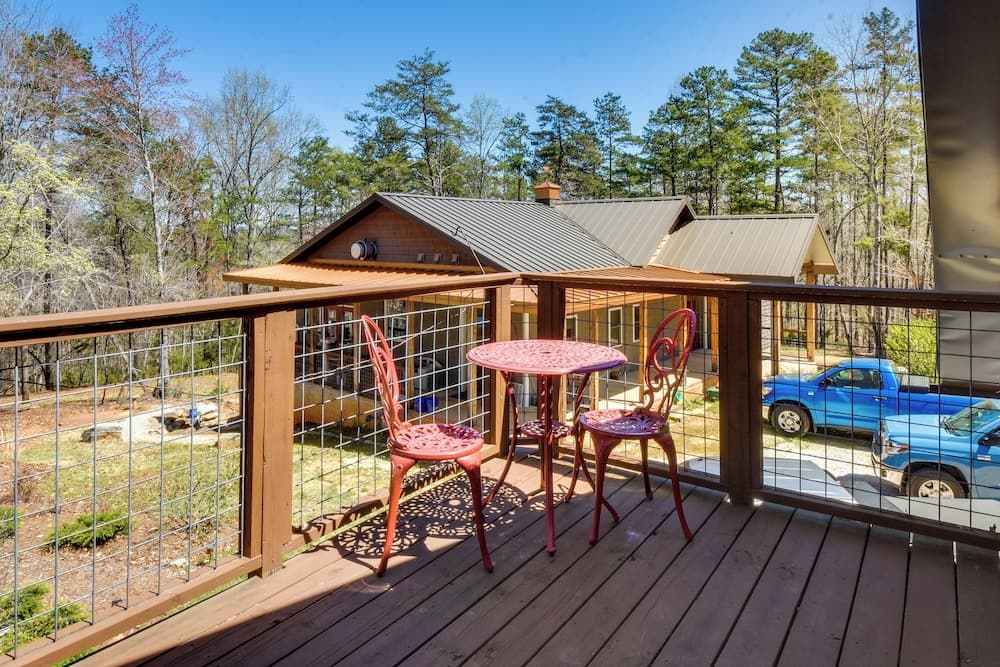 Romantic, Cozy Loft w/ Yard, 5 Miles to Clemson