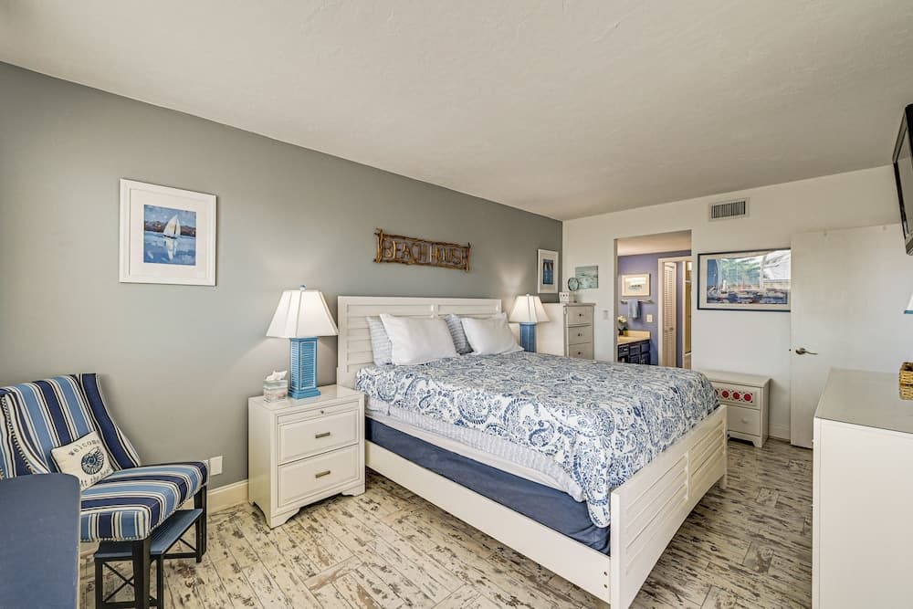Steps to Naples Bay & Tin City: Condo w/ Pool!