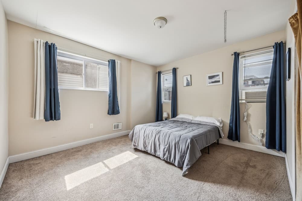 Elegant 5br Townhome In Prime Location 5 Bedroom Townhouse by RedAwning