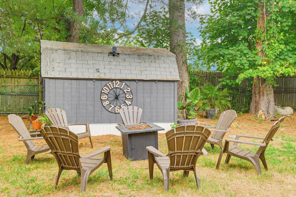 Luxe Severn Home w/ Fire Pit & Gazebo!