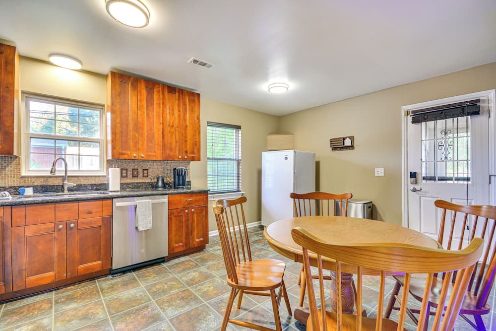 2 Mi to Dtwn Greensboro: Pet-friendly Retreat!
